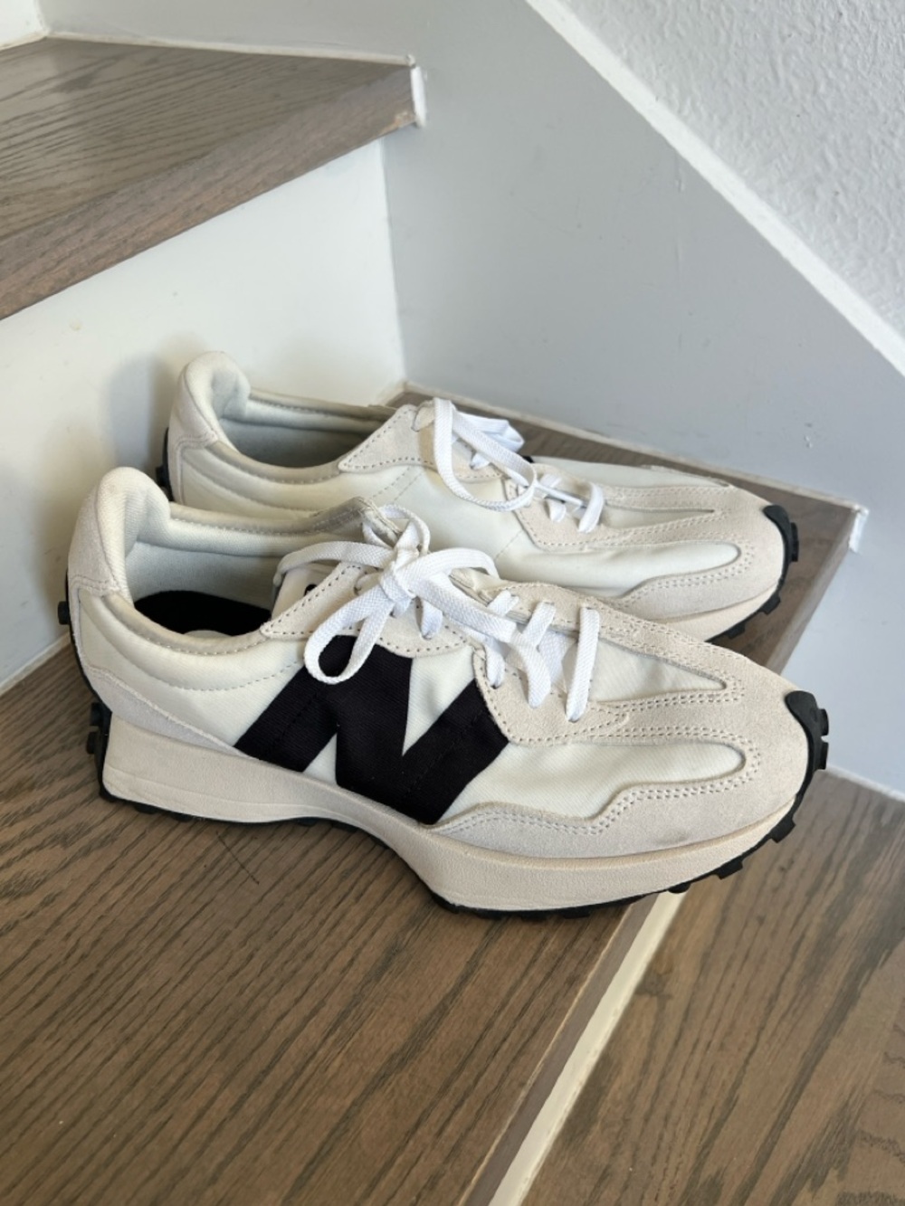 NWOB New Balance Women's 327 Sneakers in Black and White - Picture 2 of 6